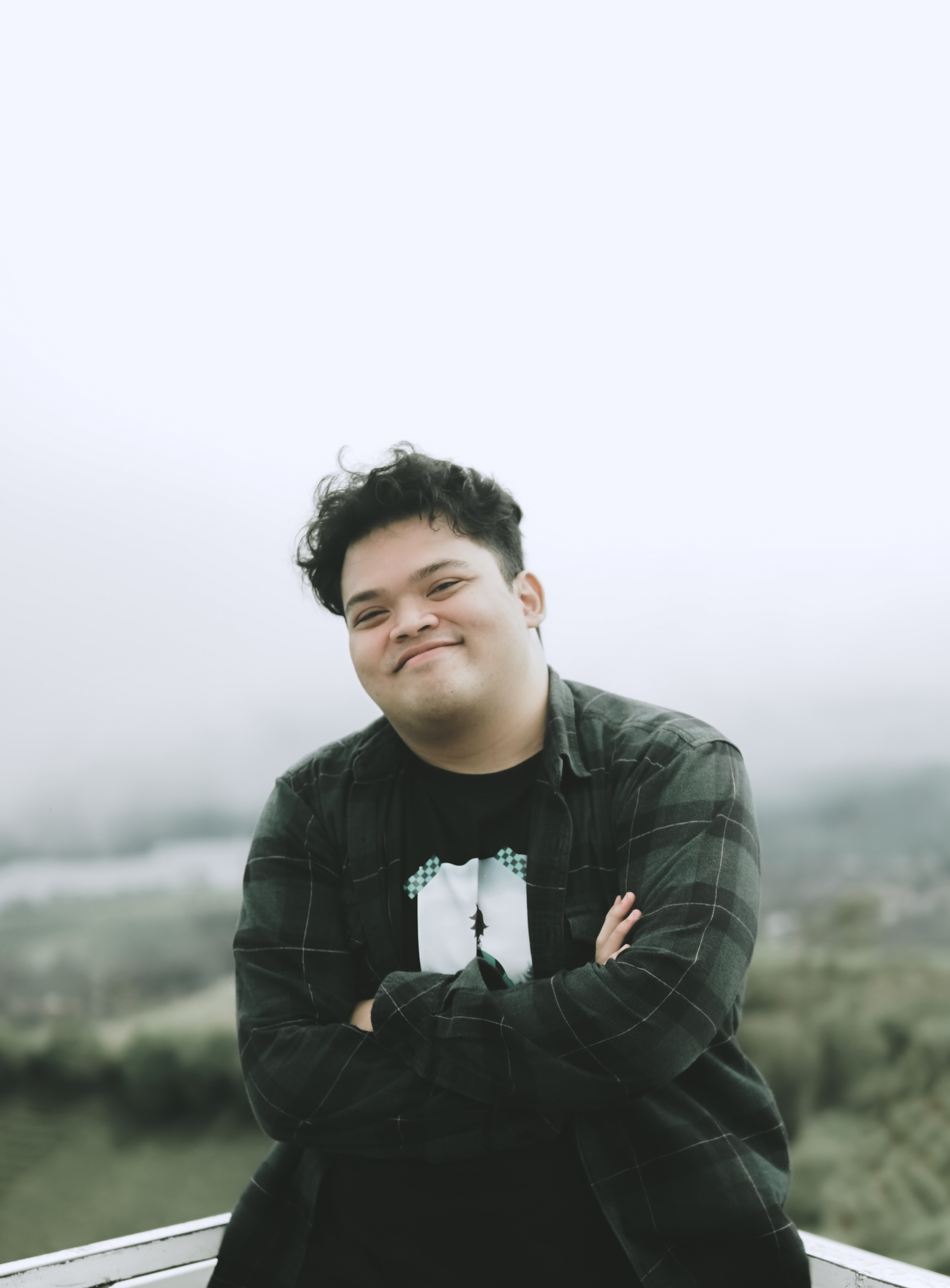 Rizki Triyadi sedang bekerja di studio editing video